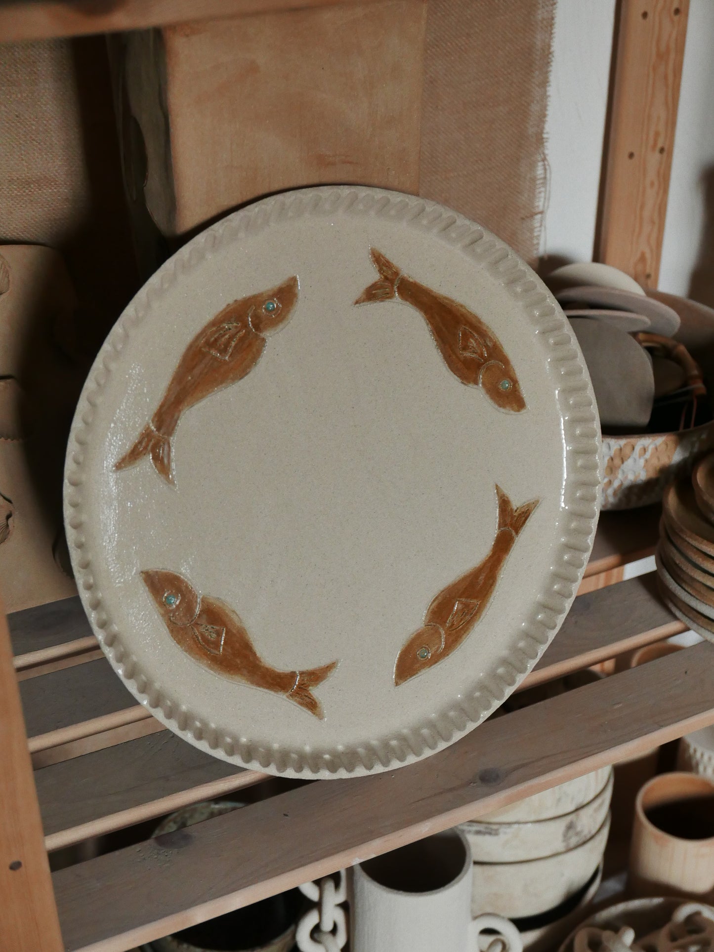 Grand plat de présentation en grès chamotté – décor poissons