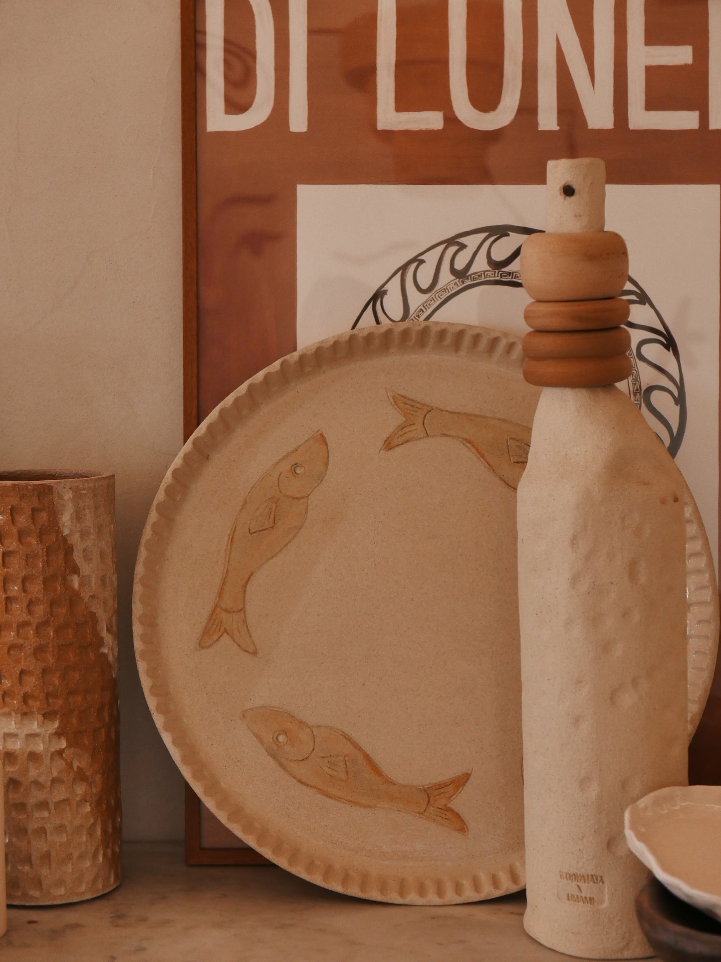Grand plat de présentation en grès chamotté – décor poissons