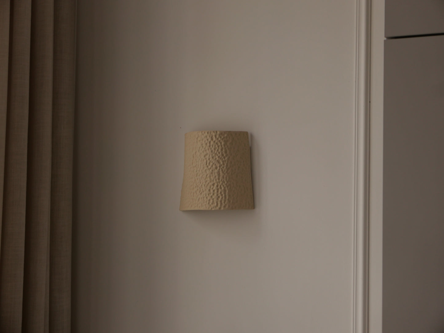 Petite Applique Murale Martelée en Grès Beige