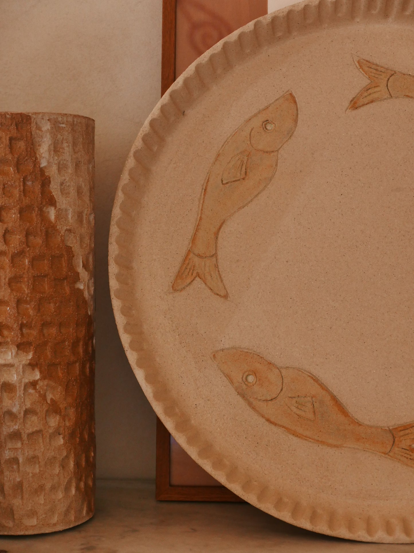 Grand plat de présentation en grès chamotté – décor poissons
