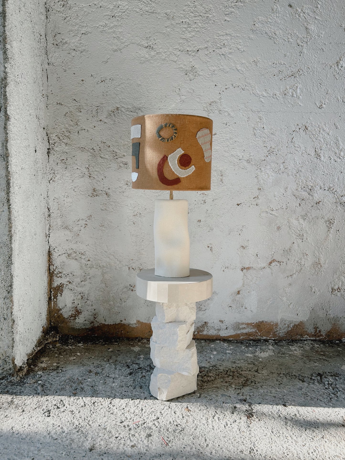 Lampe brodée Mola