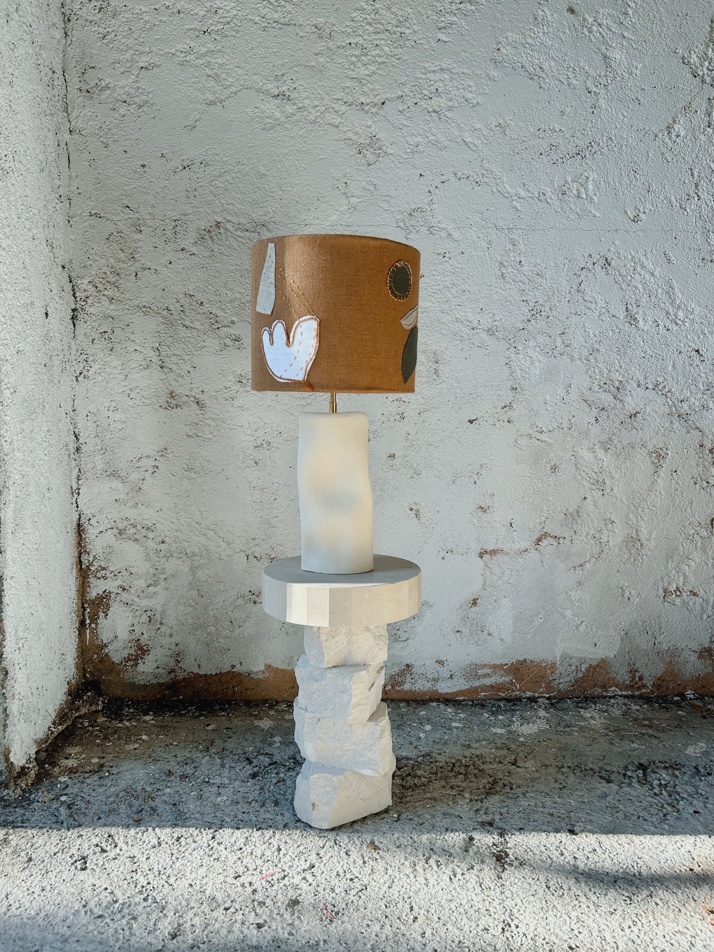 Lampe brodée Mola
