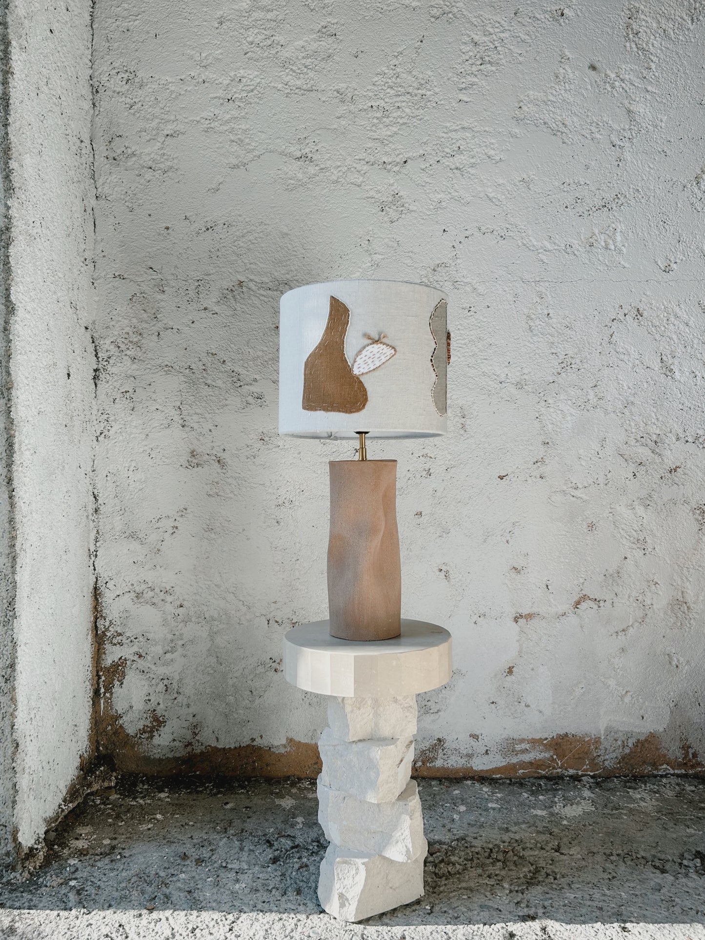 Lampe brodée Mola