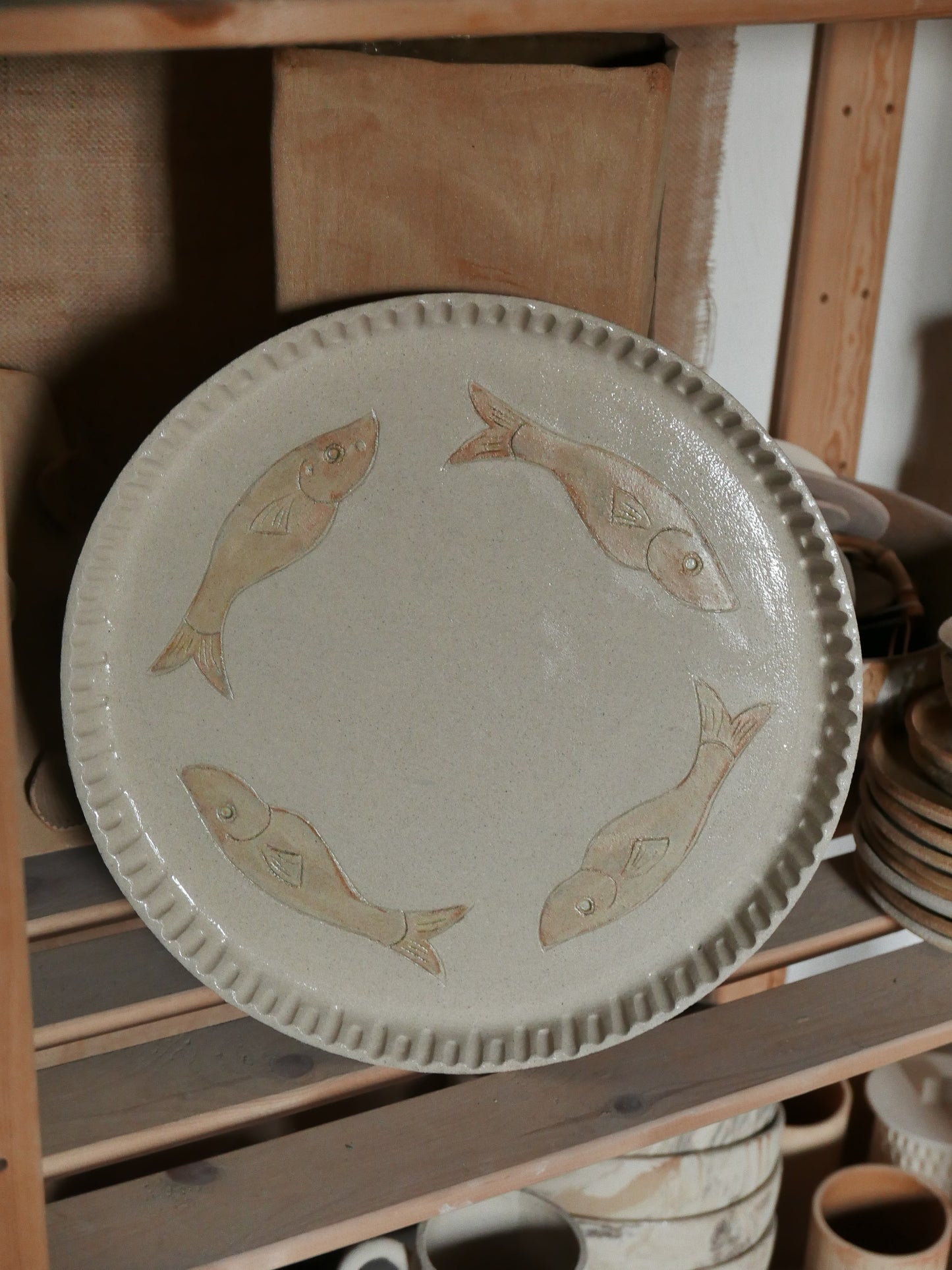 Grand plat de présentation en grès chamotté – décor poissons