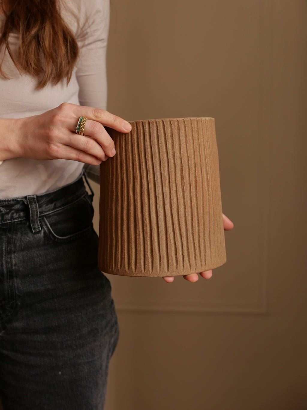 Petite Applique Murale Rayée en Grès Marron