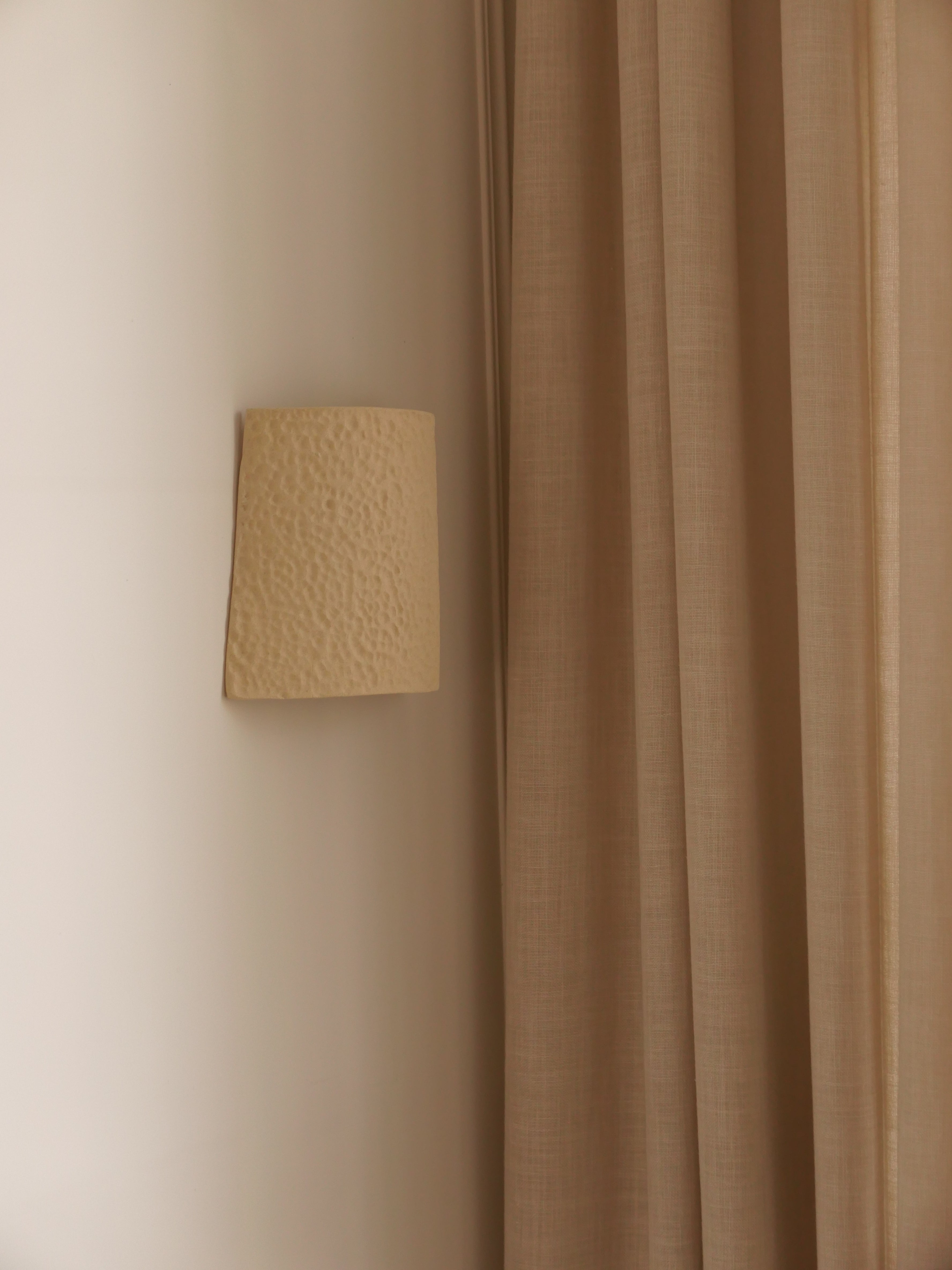 Petite Applique Murale Martelée en Grès Beige