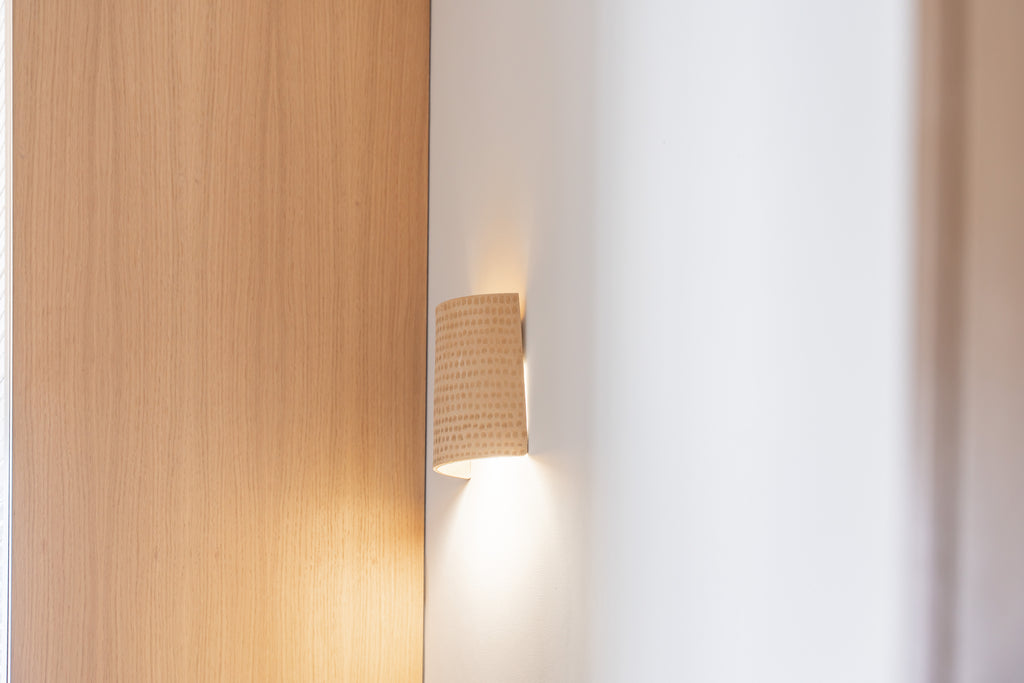 Petite Applique Murale Gravée en Grès Roux