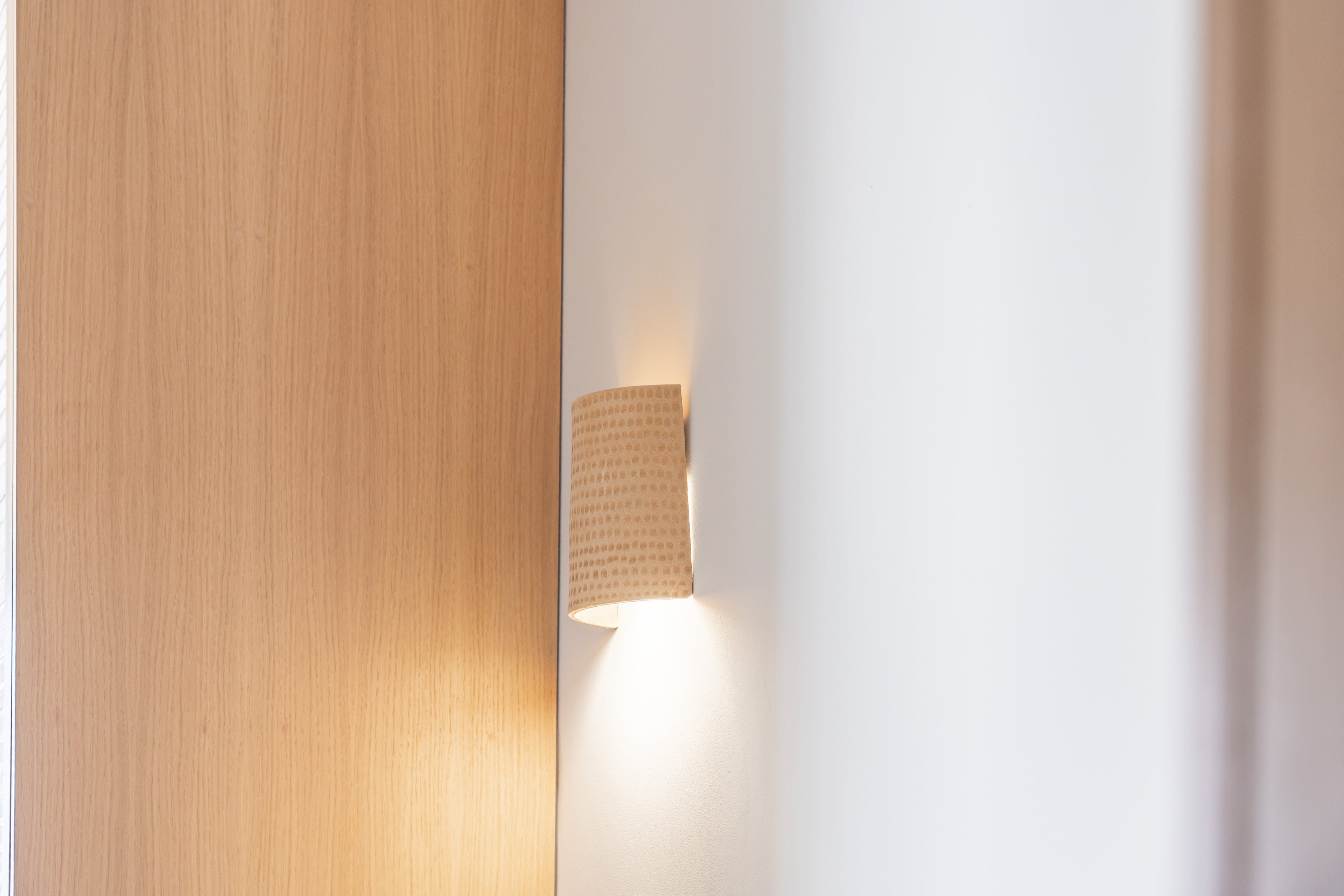 Petite Applique Murale Gravée en Grès Roux