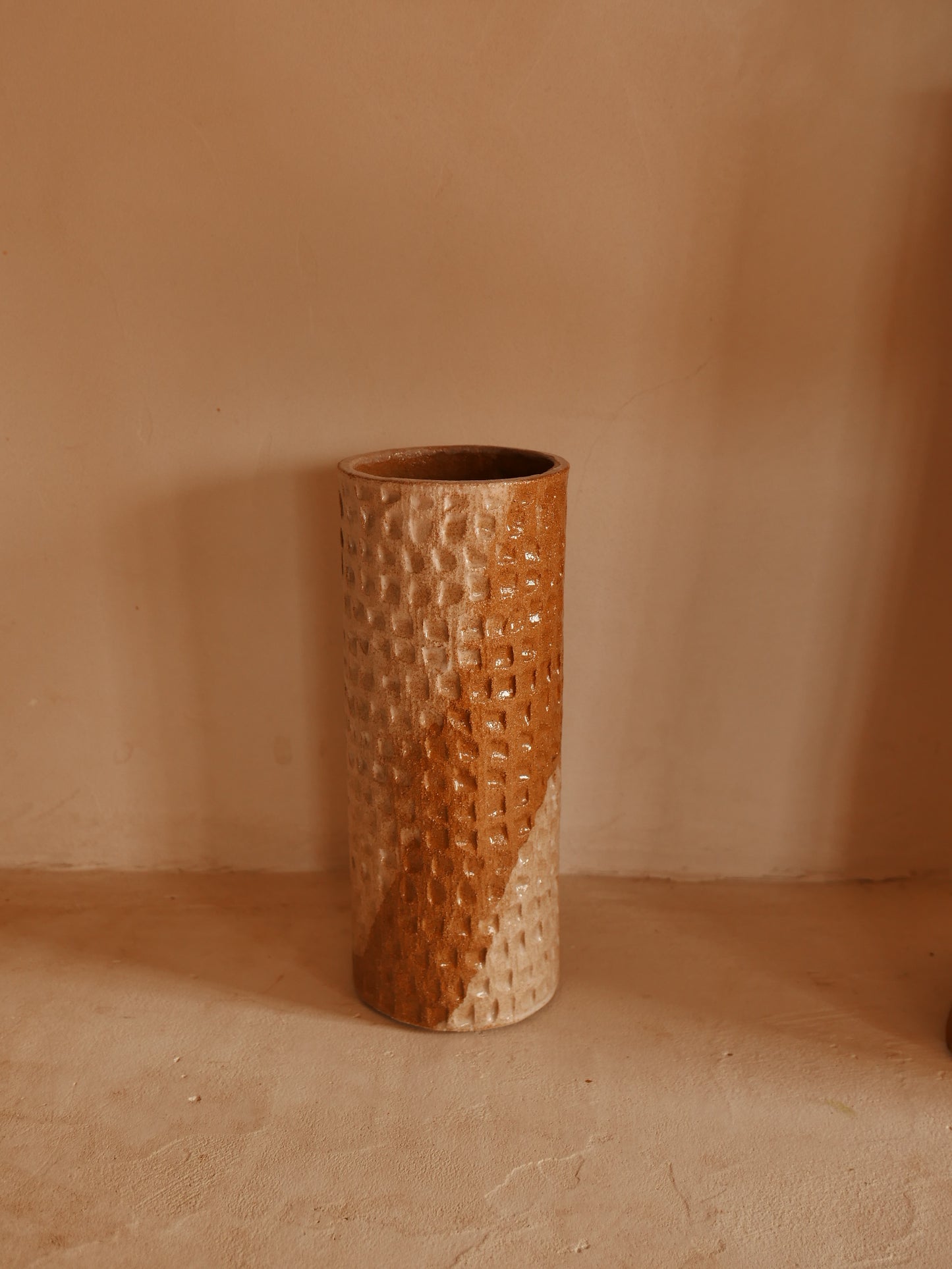 Vase en grés roux gravé - émail blanc - non reconduit