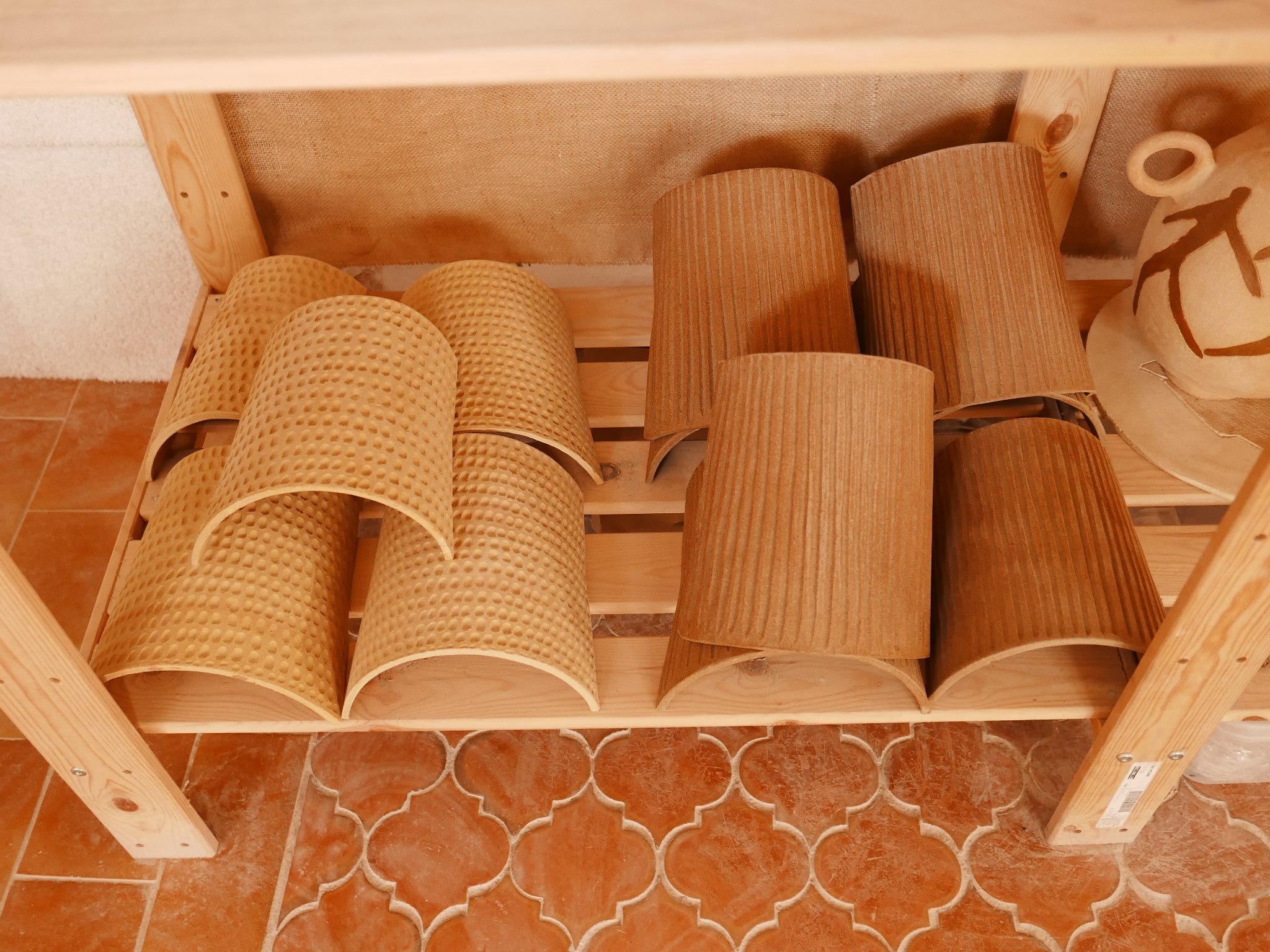 Petite Applique Murale Rayée en Grès Marron