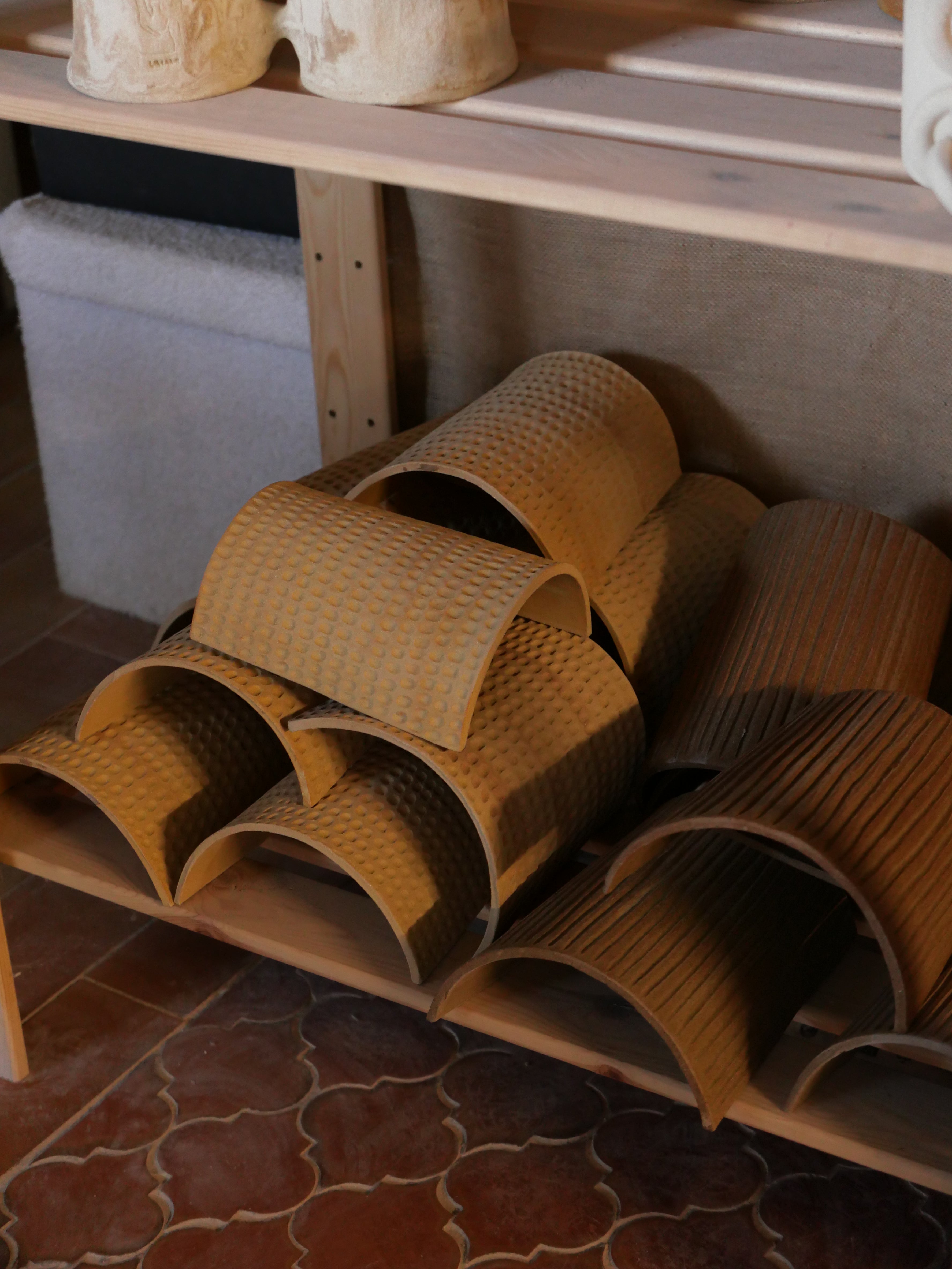 Petite Applique Murale Rayée en Grès Marron