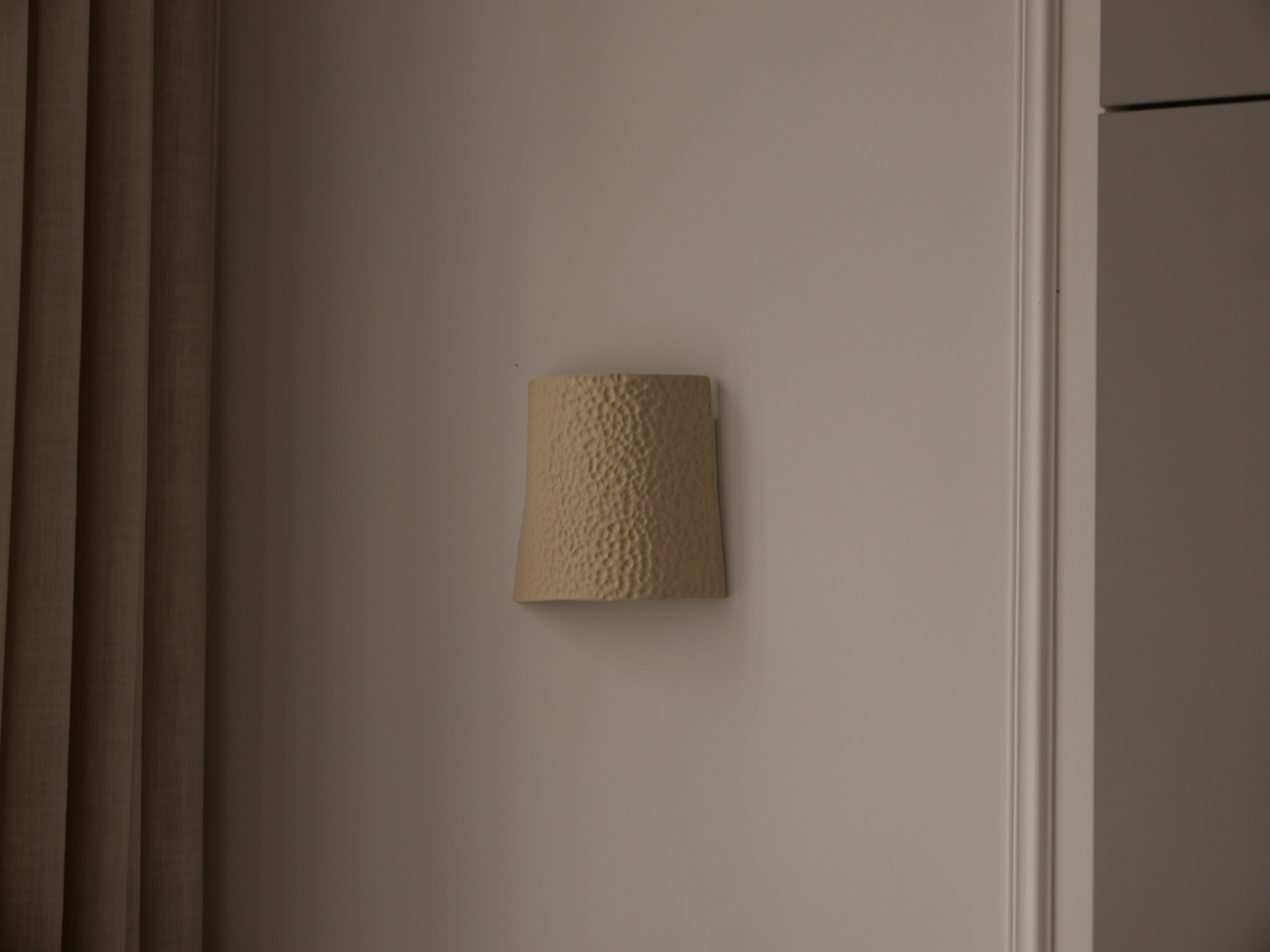 Petite Applique Murale Martelée en Grès Beige