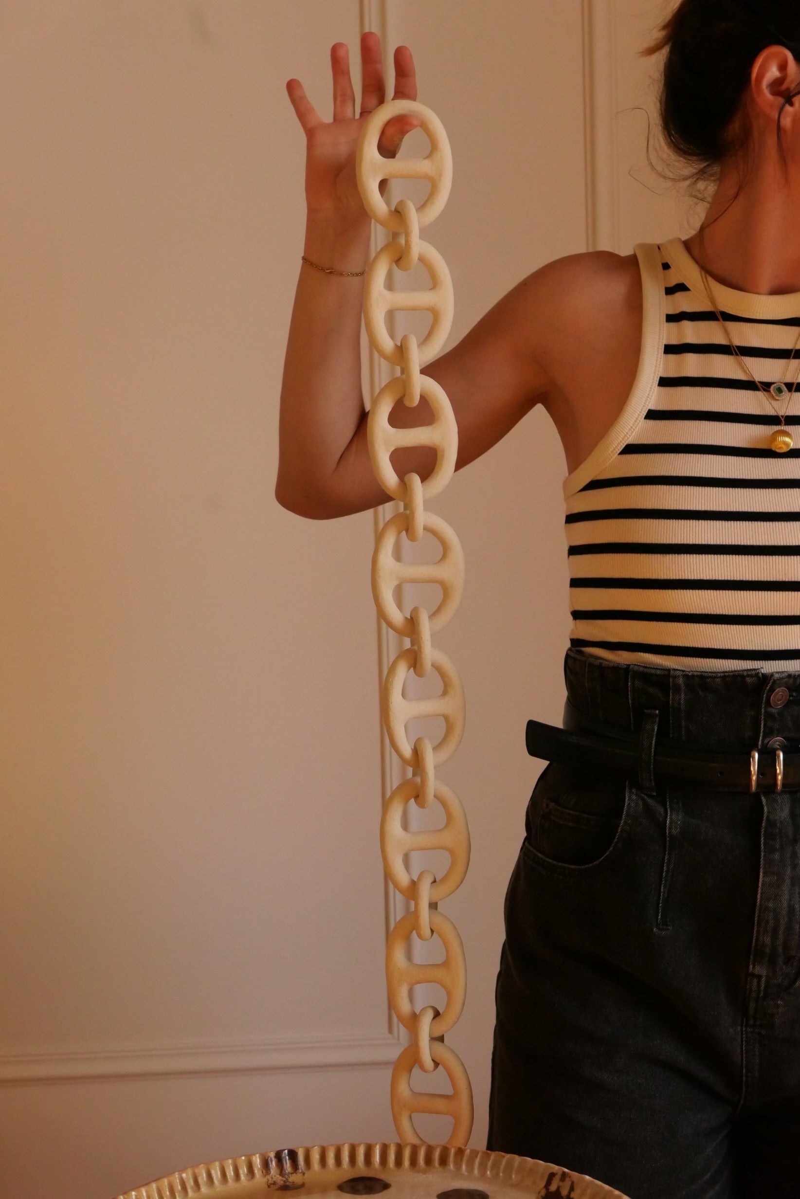 La chaîne, Sculpture en grès façonnée à la main