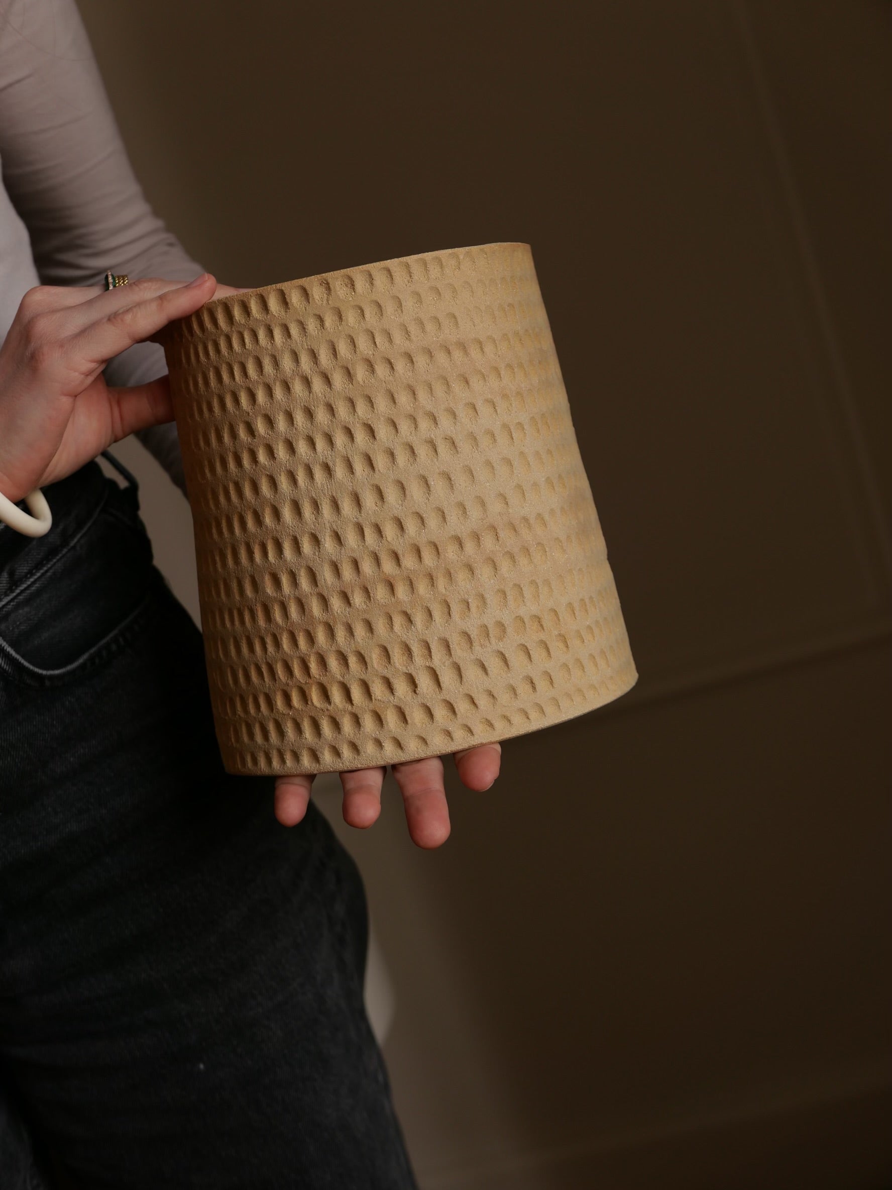 Petite Applique Murale Gravée en Grès Roux