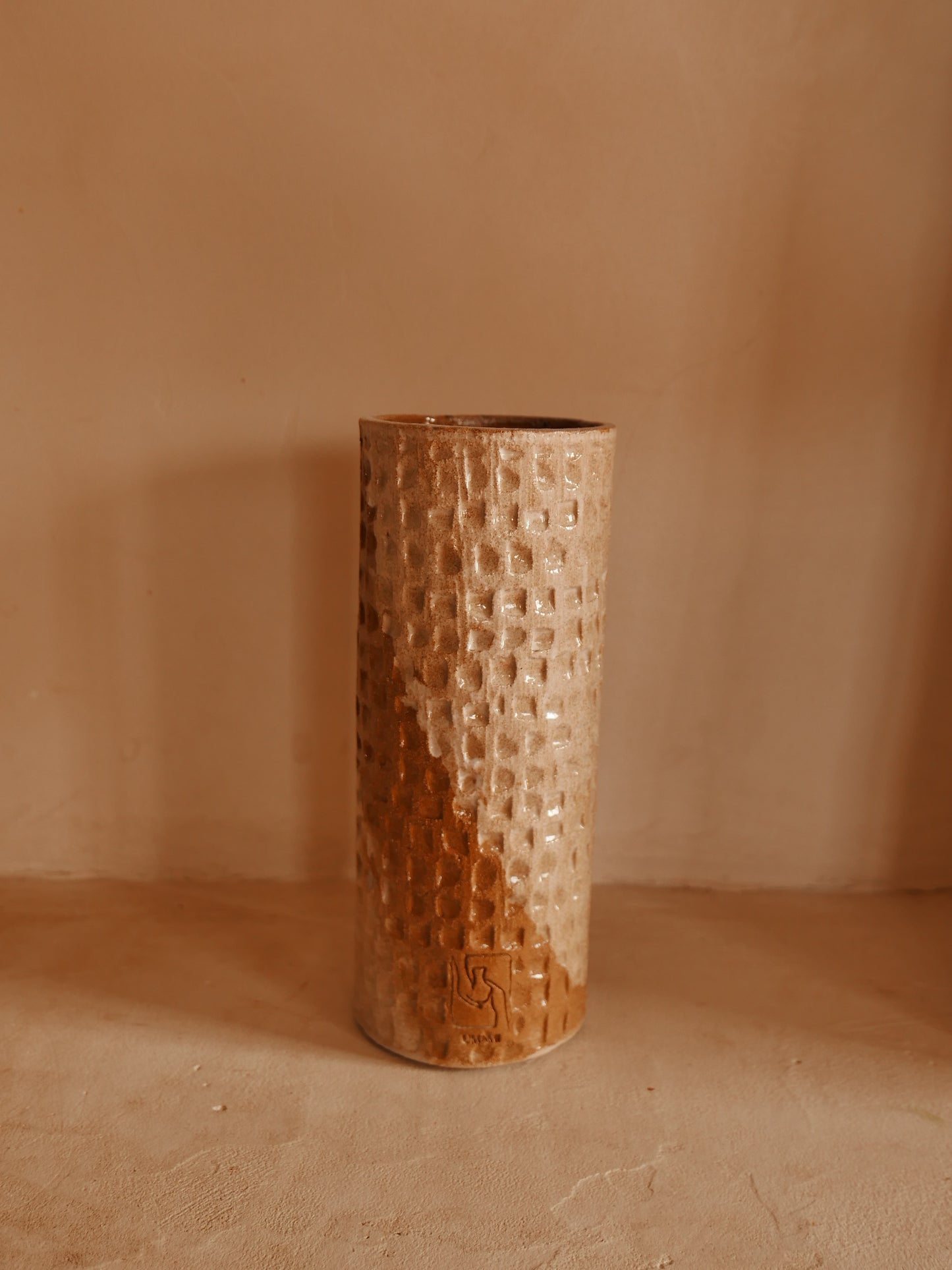 Vase en grés roux gravé - émail blanc - non reconduit