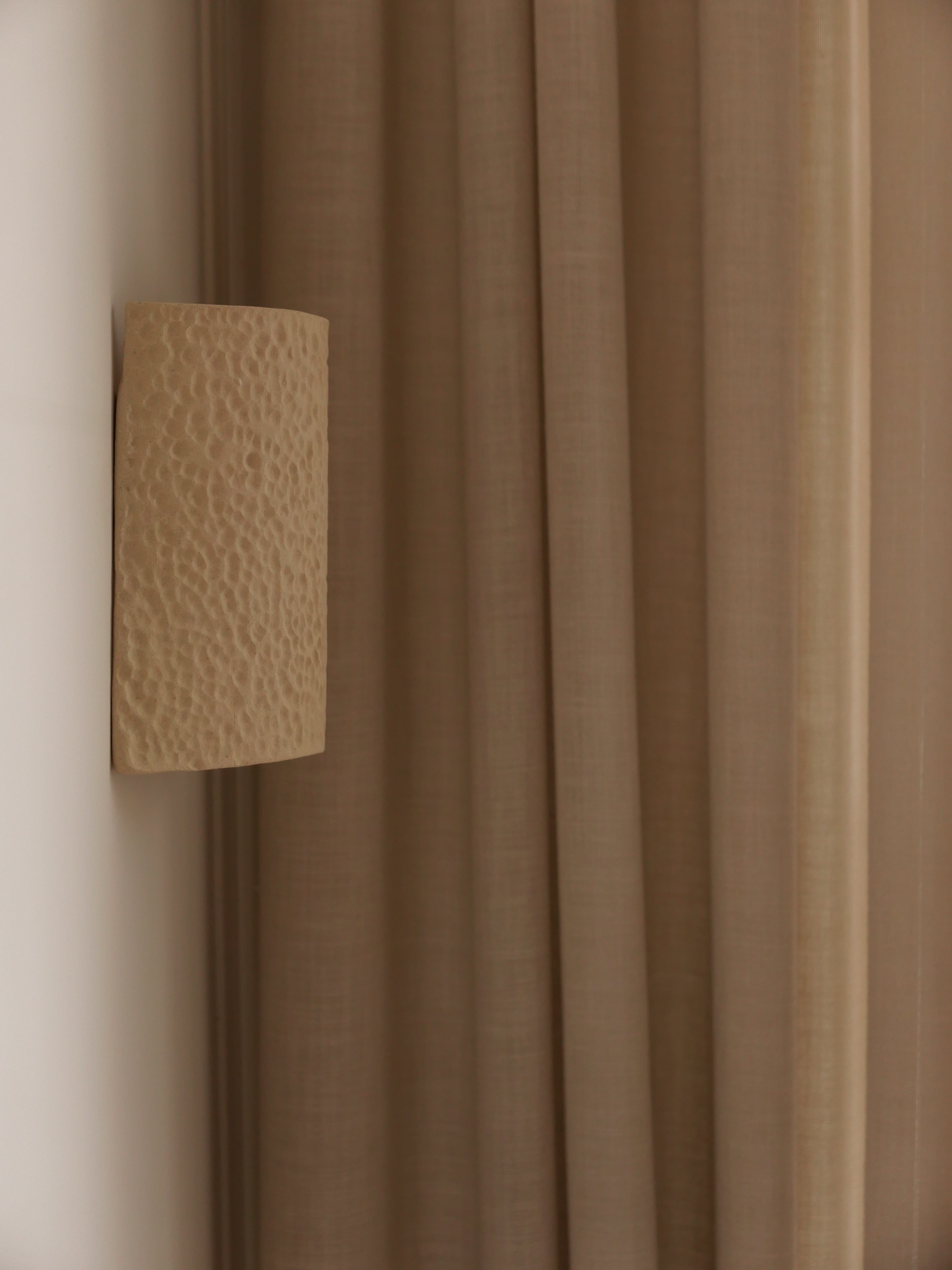 Petite Applique Murale Martelée en Grès Beige