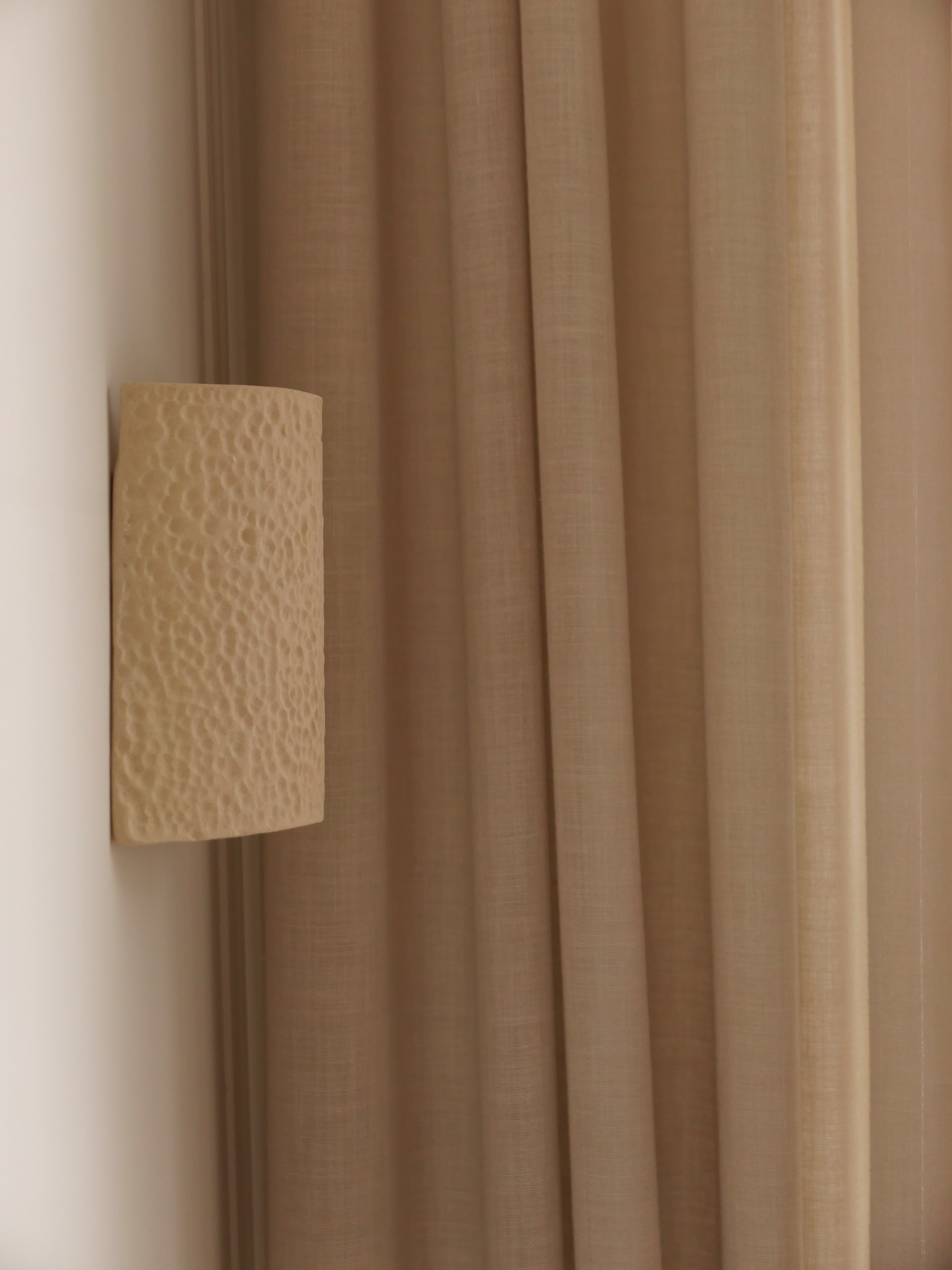 Petite Applique Murale Martelée en Grès Beige