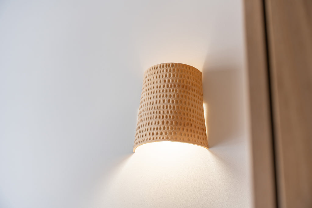 Petite Applique Murale Gravée en Grès Roux