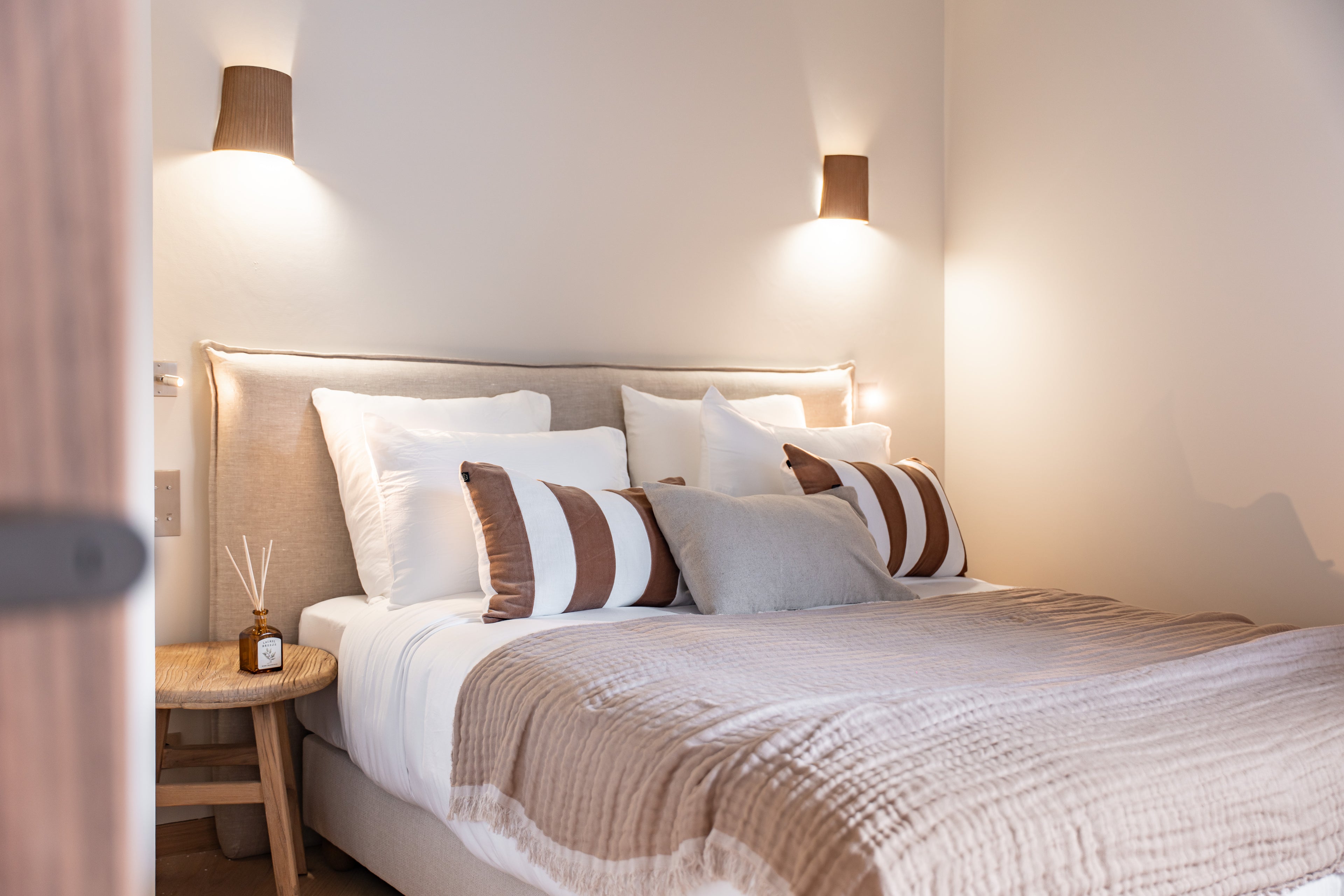 Petite Applique Murale Rayée en Grès Marron