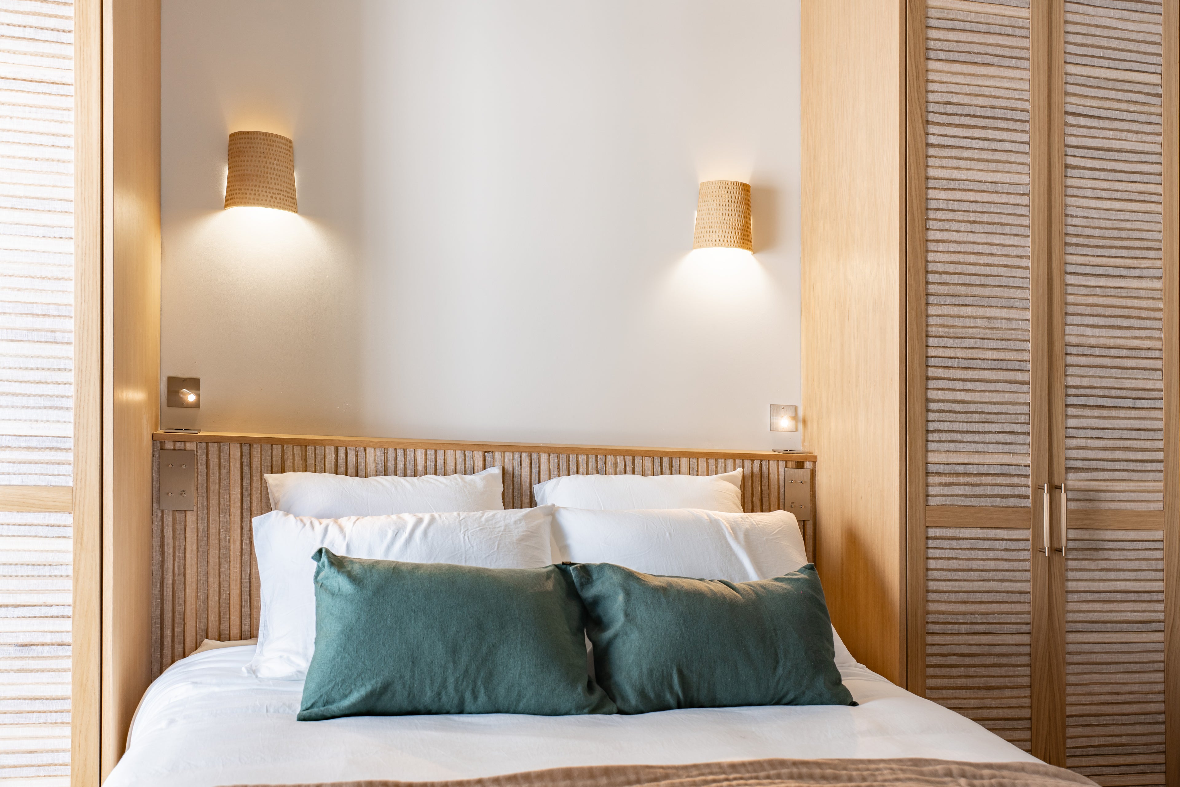 Petite Applique Murale Gravée en Grès Roux