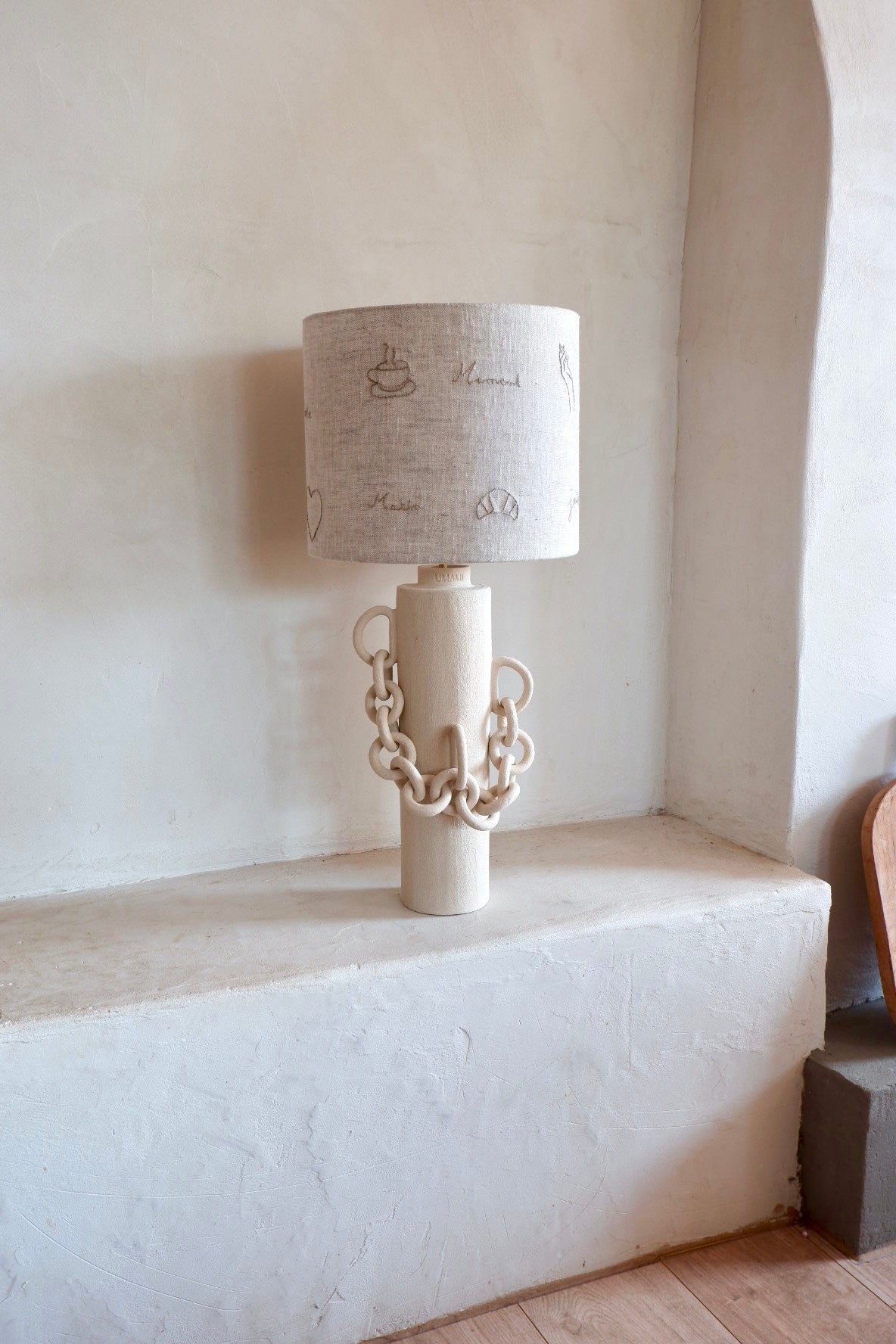 Lampe brodée Famiglia (Pièce unique)