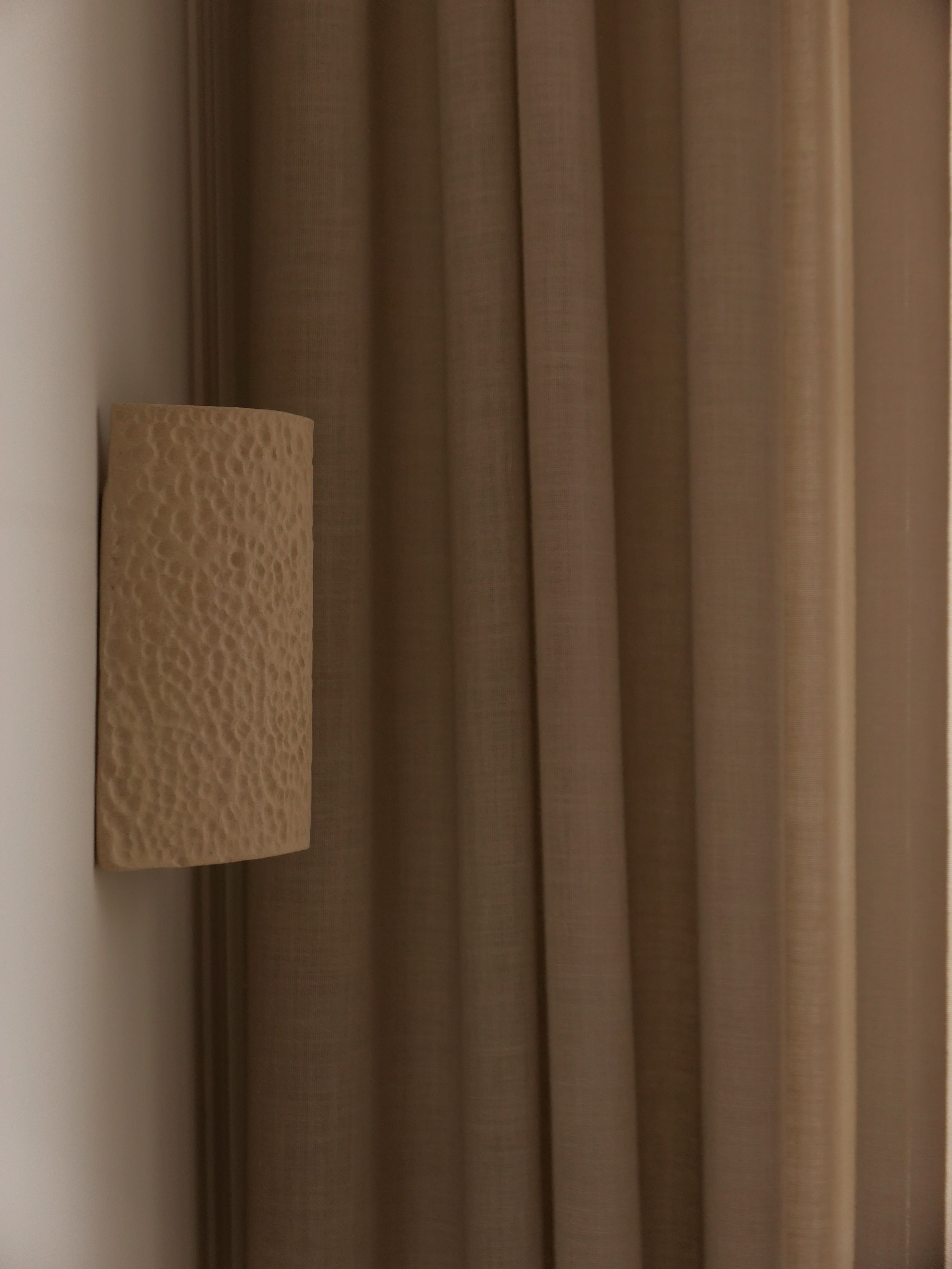 Petite Applique Murale Martelée en Grès Beige