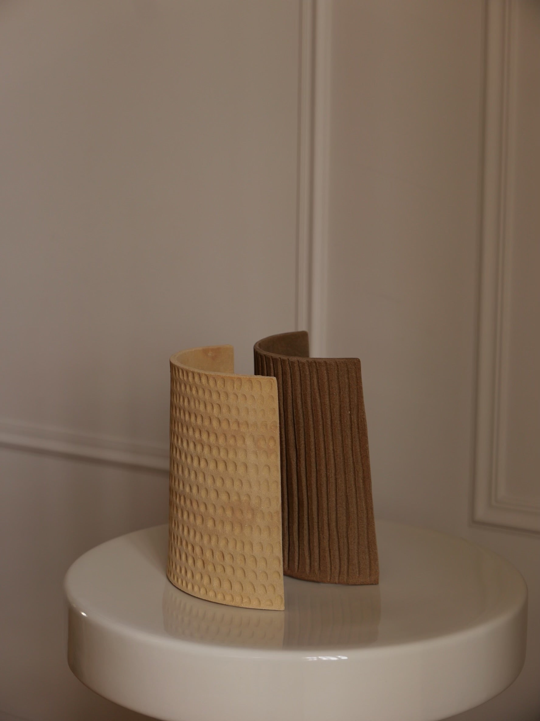 Petite Applique Murale Gravée en Grès Roux