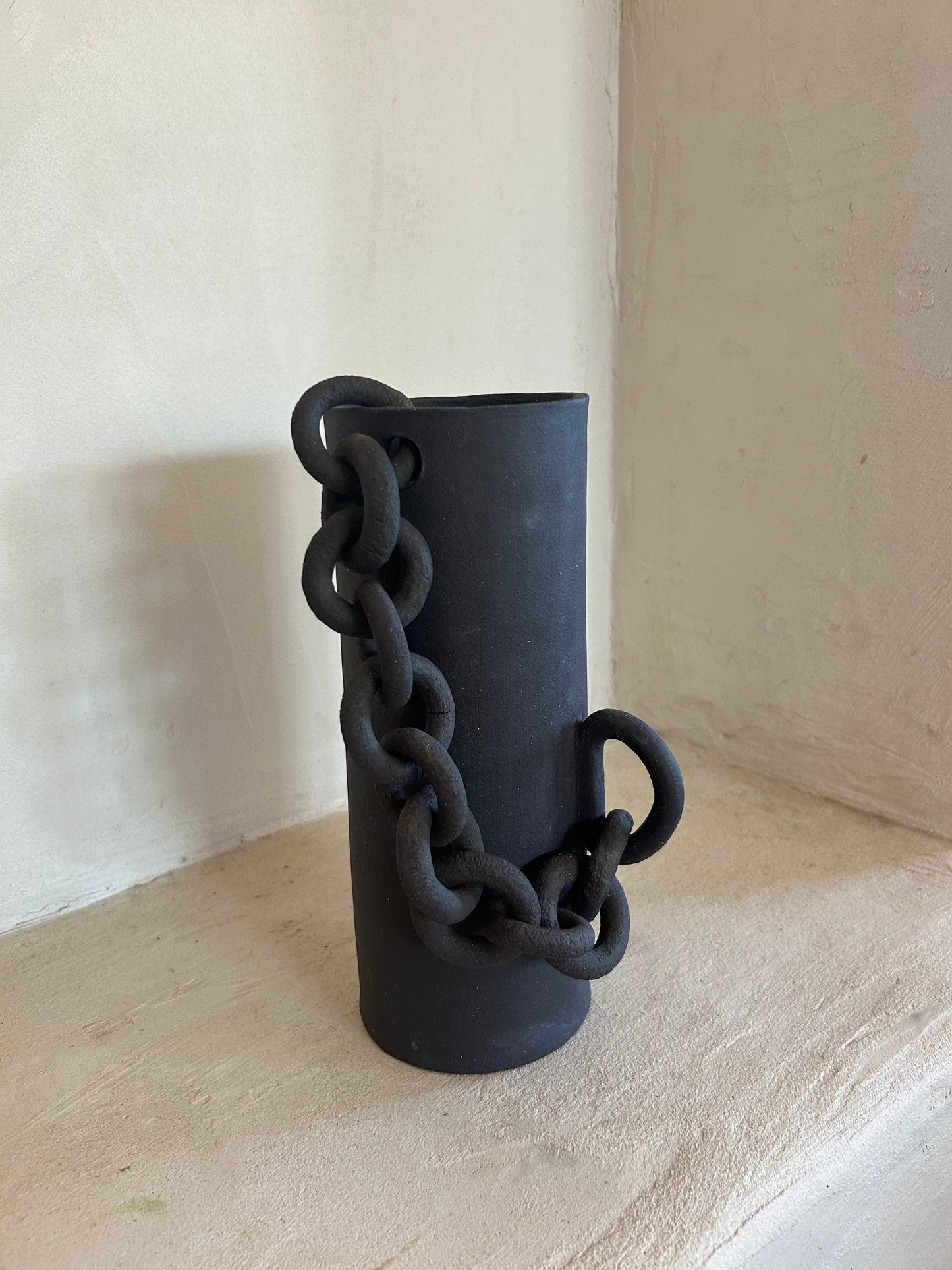 Trois vases en grés noir