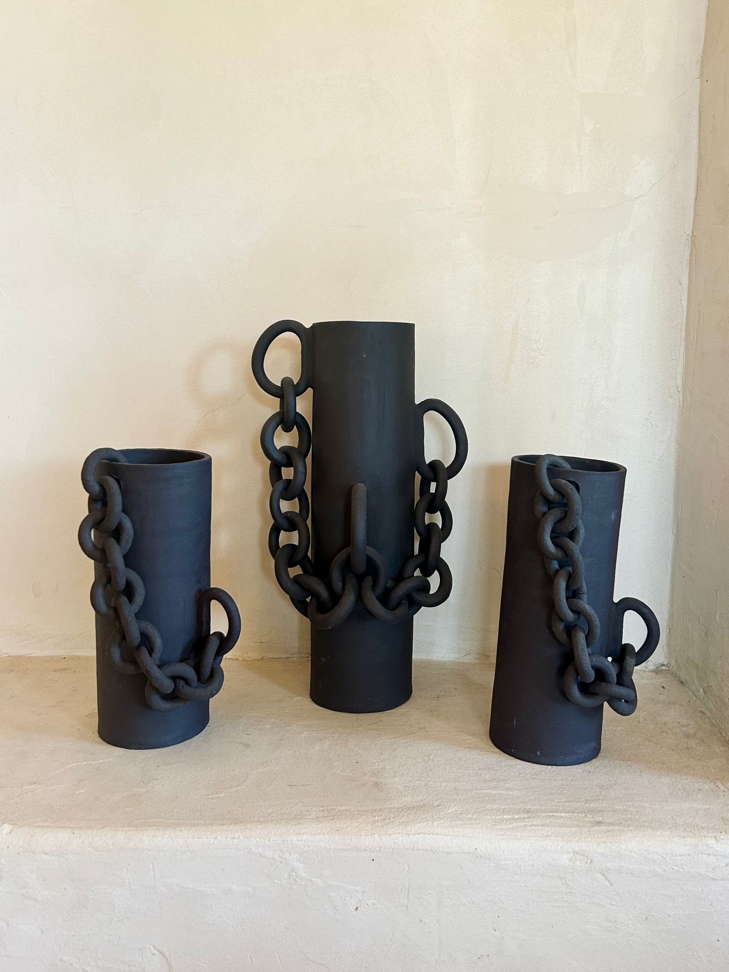 Trois vases en grés noir