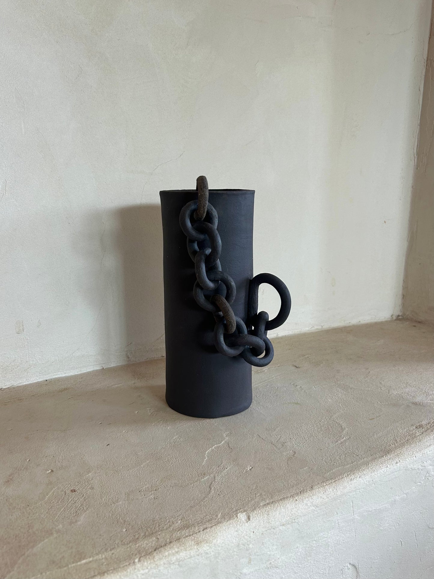 Trois vases en grés noir