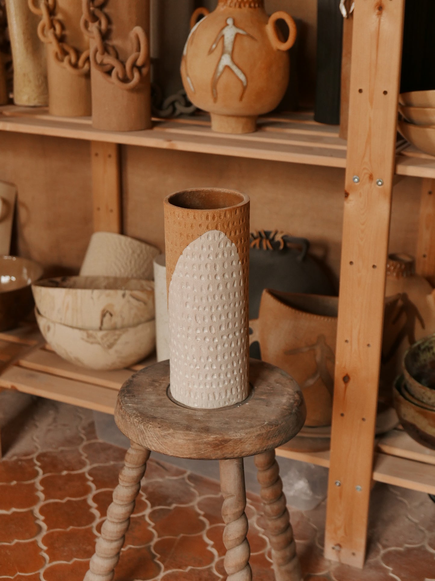 Vase en grés roux gravé - émail blanc - non reconduit