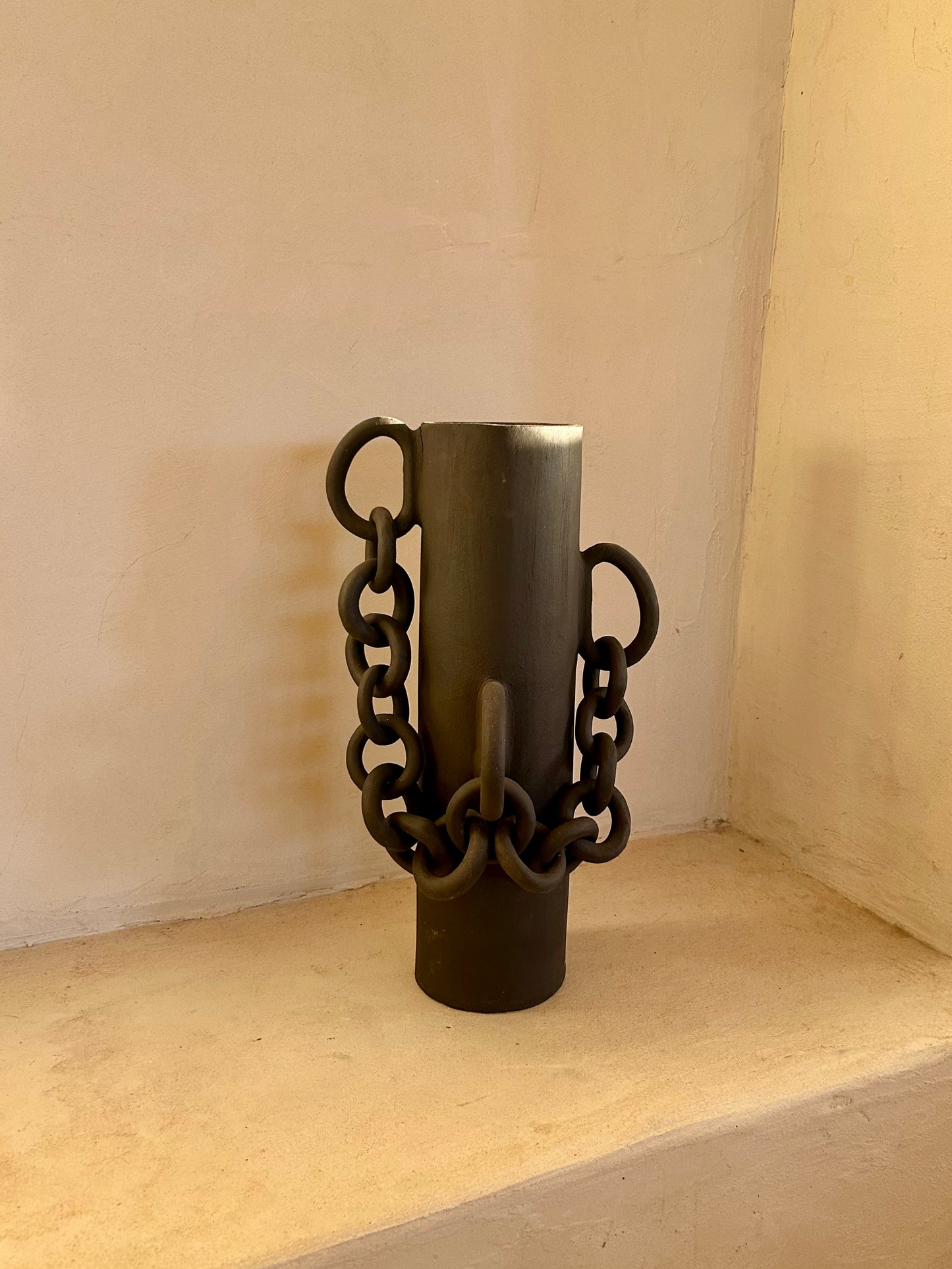 Trois vases en grés noir