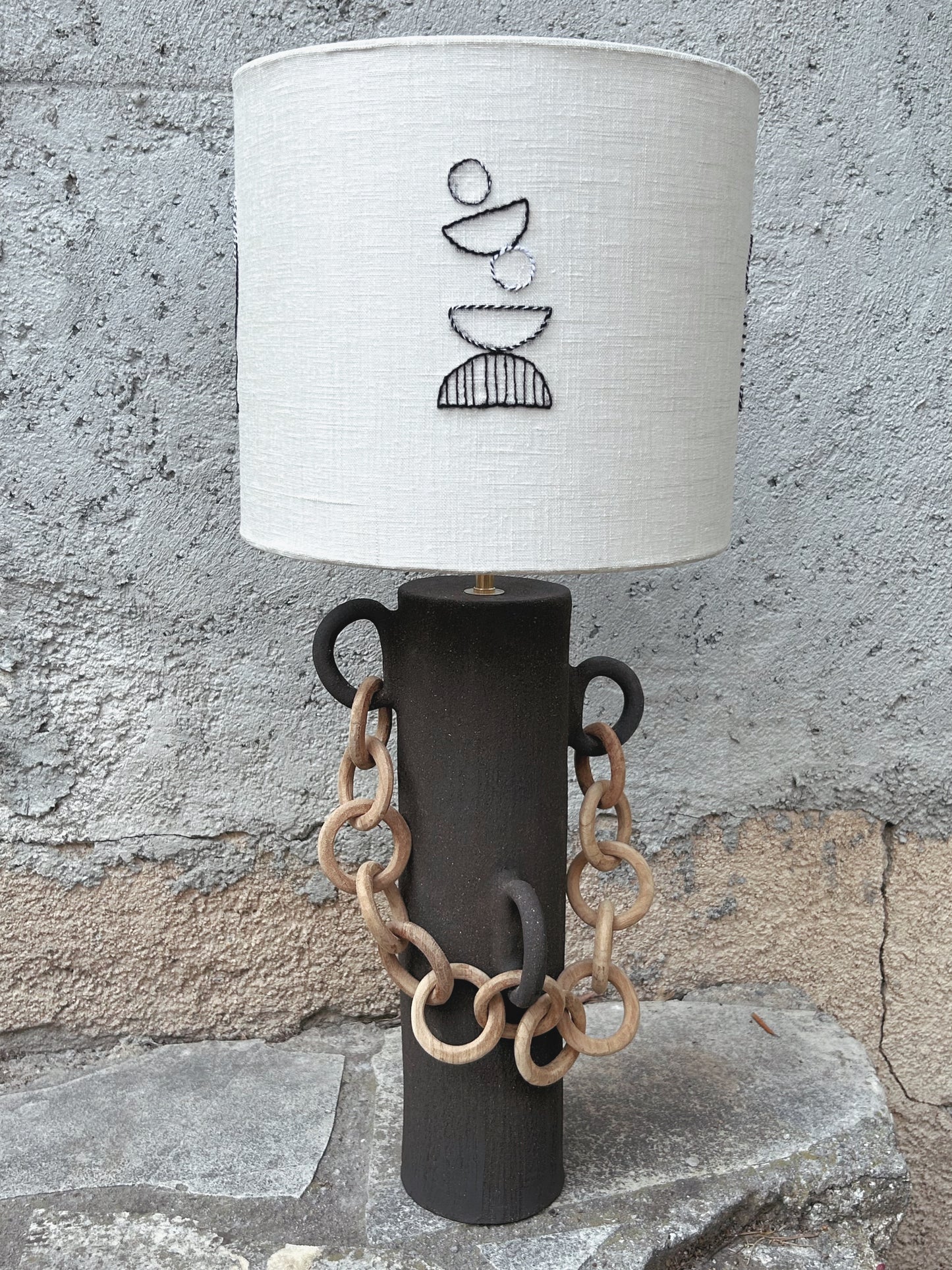 Lampe Ethnique brodée avec chaine en bois (Pièce unique)