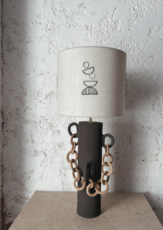Lampe Ethnique brodée avec chaine en bois (Pièce unique)